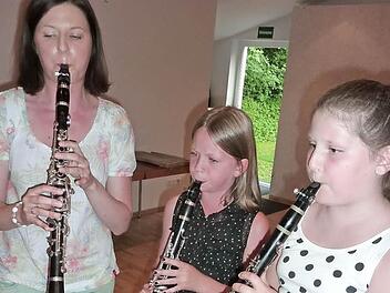 Unter der Leitung von Julia Fischer (von links) präsentierten sich Lina Martin und Anna Lifka mit ihren Klarinetten. Foto: Gerd Fleischmann