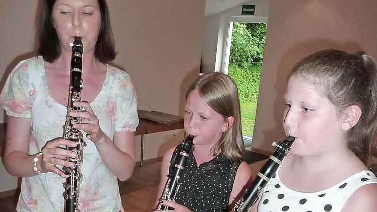 Unter der Leitung von Julia Fischer (von links) präsentierten sich Lina Martin und Anna Lifka mit ihren Klarinetten. Foto: Gerd Fleischmann