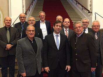 Nach der Besprechung im Bayerischen Landtag (von links): Baudirektor G&uuml;nther Neuberger (Reg. von Oberfranken), Karl Wendler (Pr&auml;sident des Bayer. S&auml;ngerbundes), Eduard N&ouml;th (Vorsitzender F&ouml;rderverein Wei&szlig;enohe), J&uuml;rgen Schwarz (Gesch&auml;ftsf&uuml;hrer Bayer. Musikrat), Landrat Hermann Ulm (Forchheim), Rudi Braun (Bgm. Wei&szlig;enohe), Michael Hofmann (MdL), Thomas Goppel ( Pr&auml;sident Bayer. Musikrat und MdL), Herbert Meier (Gesch&auml;ftsf&uuml;hrer Chorakademie gGmbH), Peter Jacobi (Pr&auml;sident Fr&auml;nkischer S&auml;ngerbund...