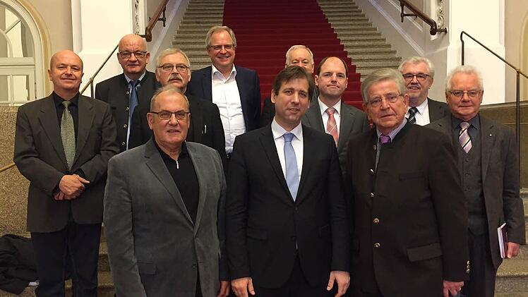 Nach der Besprechung im Bayerischen Landtag (von links): Baudirektor G&uuml;nther Neuberger (Reg. von Oberfranken), Karl Wendler (Pr&auml;sident des Bayer. S&auml;ngerbundes), Eduard N&ouml;th (Vorsitzender F&ouml;rderverein Wei&szlig;enohe), J&uuml;rgen Schwarz (Gesch&auml;ftsf&uuml;hrer Bayer. Musikrat), Landrat Hermann Ulm (Forchheim), Rudi Braun (Bgm. Wei&szlig;enohe), Michael Hofmann (MdL), Thomas Goppel ( Pr&auml;sident Bayer. Musikrat und MdL), Herbert Meier (Gesch&auml;ftsf&uuml;hrer Chorakademie gGmbH), Peter Jacobi (Pr&auml;sident Fr&auml;nkischer S&auml;ngerbund...