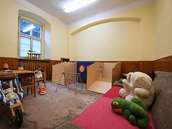 Wenig einladend und vor allem räumlich getrennt von den anderen Gemeinschaftsräumen ist der Kinderbereich. Foto: Ronald Rinklef