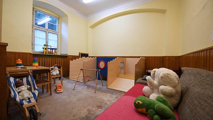 Wenig einladend und vor allem räumlich getrennt von den anderen Gemeinschaftsräumen ist der Kinderbereich. Foto: Ronald Rinklef