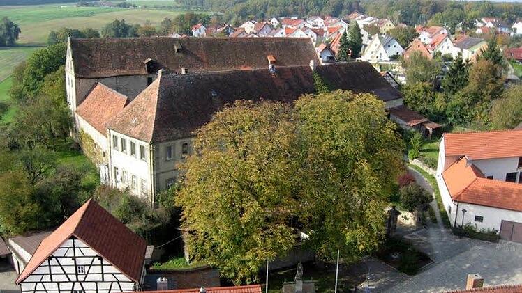 Das den Altort prägende Schloss in Ebenhausen ging in neue Hände über. Neue Besitzer sind Ute und Hans Metzger aus Sulzfeld bei Kitzingen. Sie erwarben das historisch bedeutsame Objekt von der Gemeinde und wollen es in den nächsten Jahren einer Wohnnutzung zuführen.  Foto: Stefan Geiger