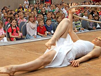 Hula-Hoop-Artistik der besonderen Art von Andrea Engler  Fotos Günther Geiling