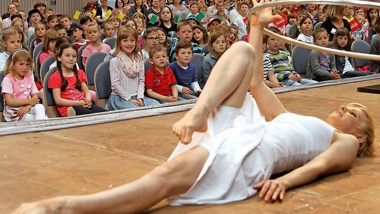 Hula-Hoop-Artistik der besonderen Art von Andrea Engler  Fotos Günther Geiling