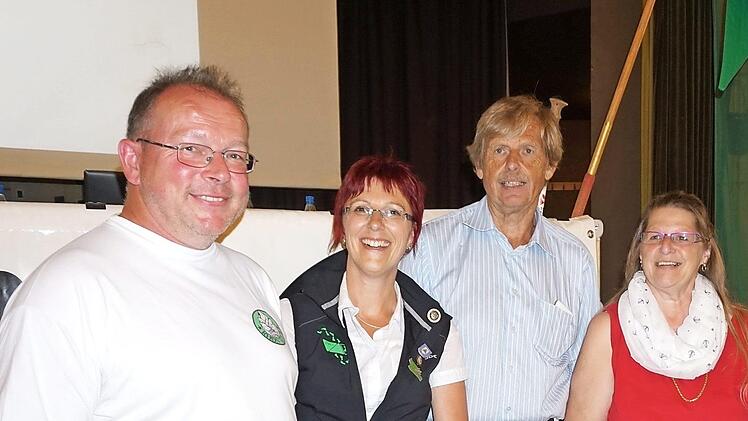 Ehrungen für die aus dem Hauptvorstand ausscheidenden Mitglieder. Thomas Hammelmann (von links), Manuela Baumbach, Jürgen Rümann, Edith Zink und Rhönklub-Präsident Jürgen Reinhardt.