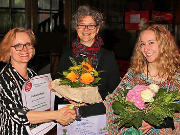 Ulla Farkas, Konrektorin der Nüdlinger Schlossbergschule (links), bedankte sich bei der Maßbacher Theaterleiterin Anne Maar (Mitte) und Theaterpädagogin Julia Kren dafür, dass die Schüler ein Jahr lang tiefe Einblicke in die Theaterarbeit gewinnen konnten.  Foto: Dieter Britz