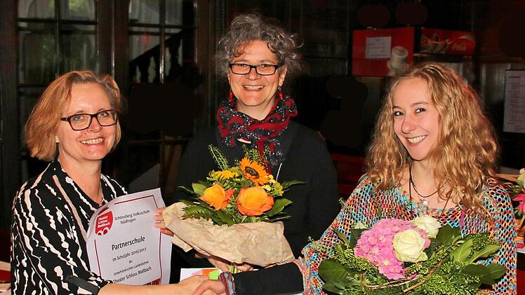 Ulla Farkas, Konrektorin der Nüdlinger Schlossbergschule (links), bedankte sich bei der Maßbacher Theaterleiterin Anne Maar (Mitte) und Theaterpädagogin Julia Kren dafür, dass die Schüler ein Jahr lang tiefe Einblicke in die Theaterarbeit gewinnen konnten.  Foto: Dieter Britz
