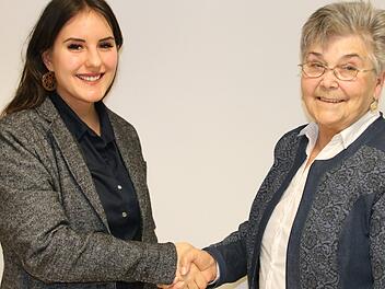 Helena Preisendörfer (links) ist die neue Vorsitzende der Arbeiterwohlfahrt im Landkreis Bad Kissingen. Sie löst Rosalinde Heider ab, die nach zwölf Jahren nicht mehr kandidierte. Foto: Dieter Britz