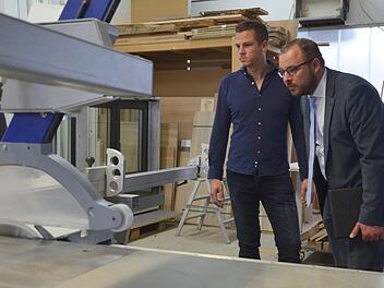 Marcus Riedel (links) führt Landrat Sebastian Straubel durch die Holzmanufaktur.Rainer Lutz