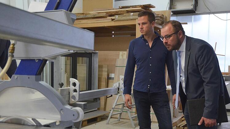 Marcus Riedel (links) führt Landrat Sebastian Straubel durch die Holzmanufaktur.Rainer Lutz