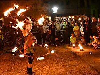 Die Feuershow am Samstagabend war das Highlight an diesem Tag. Die beiden Künstlerinnen begeisterten die Zuschauer.  Hanns Friedrich