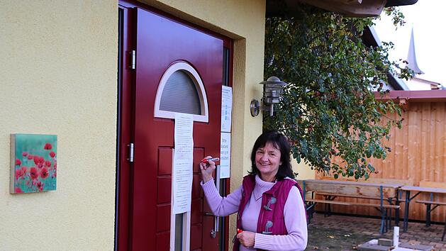 Der neue "Lockdown light" verhagelt Hofcaf&eacute;-Chefin Gudrun J&ouml;chner das Abschiedsfest, das vom 6. bis 8. November geplant war. So verschwindet die "Mohnbiene" in Gem&uuml;nda ganz leise "nach zw&ouml;lf intensiven Jahren". Foto: Bettina Knauth