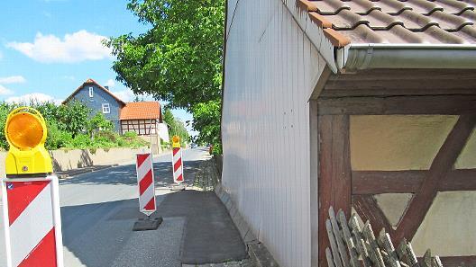 Die Kreisstra&szlig;e CO 28 l&auml;uft ganz dicht am "Brandnershaus" vorbei. Nun soll das denkmalgesch&uuml;tzte Geb&auml;ude in Untersiemau eine St&uuml;tzmauer bekommen.