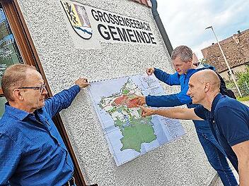 Christian Zwanziger, Landtagsabgeordneter von B&uuml;ndnis&nbsp;90/Die Gr&uuml;nen (rechts), informierte sich bei einem Kennenlerngespr&auml;ch bei B&uuml;rgermeister J&uuml;rgen J&auml;kel (MfG, Mitte) und dessen Stellvertreter Rudolf Riedel (FW, links) &uuml;ber die geplante Weiterentwicklung der Gemeinde Gro&szlig;enseebach.