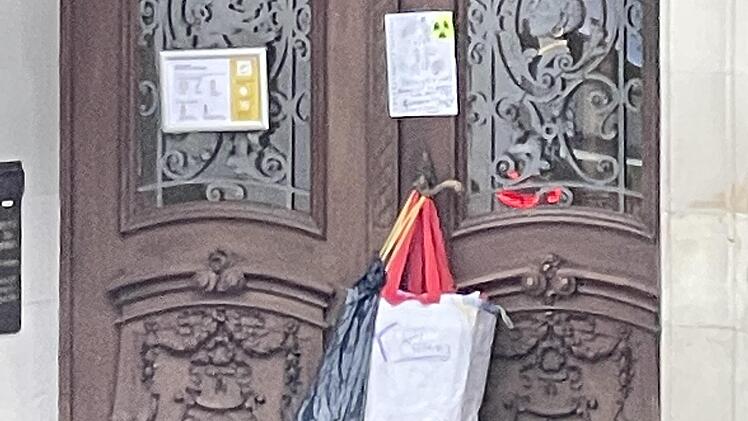 In der T&uuml;te sollen mehrere Beh&auml;lter mit Fl&uuml;ssigkeiten und Kabel sein.