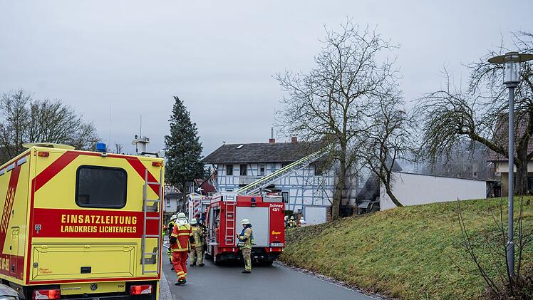 Lichtenfels: Fachwerkanwesen in Brand - Rauch alarmiert Anwohner