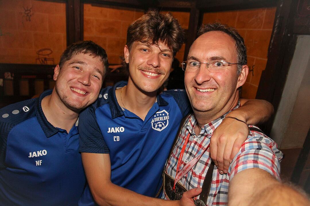 Die Stadlbesucher feierten mit den Stoapf&auml;lzer Spitzbuam.