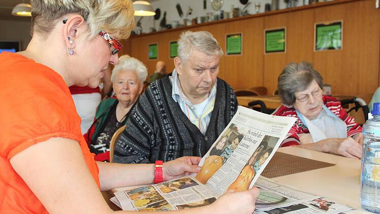 Zeitungsrunde: Barbara Müller liest den Bewohnern  neuesten Neuigkeiten vor.