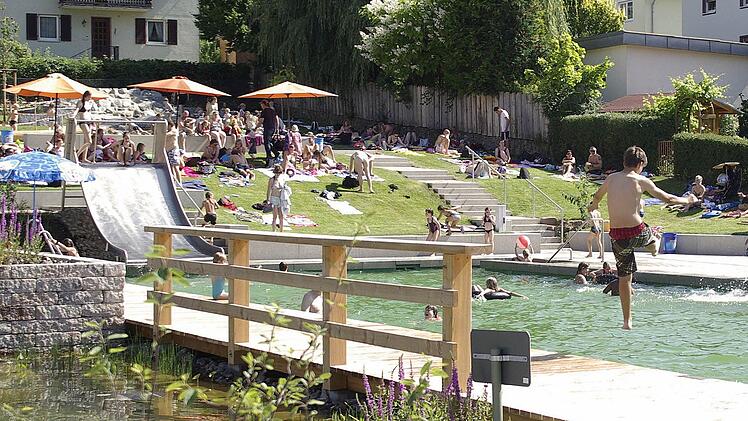 In Aura genießen die Badegäste den Sprung ins kühle Nass des Naturbades. Foto: Winfried Ehling