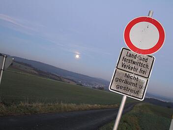 Dieses Schild verbietet der Modellfluggruppe Phönix, den Weg zum Flugübungsplatz mit Kraftfahrzeugen zu befahren. Foto: Gerda Völk