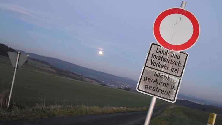 Dieses Schild verbietet der Modellfluggruppe Phönix, den Weg zum Flugübungsplatz mit Kraftfahrzeugen zu befahren. Foto: Gerda Völk
