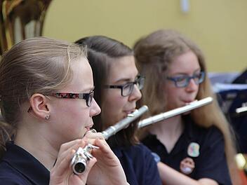 Lisa Eschenbacher (Mitte) hat beim Musikverein Thurnau ihr Trauminstrument Querflöte erlernt. Zusammen mit vielen weiteren Jugendlichen und Kinder zeigte sie beim Frühjahrskonzert der Jugendabteilung im Thurnauer Musikverein ein buntes Programm. Fotos: Katharina Müller-Sanke