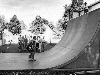 Ein Bild aus besseren Tagen: Die Skater-Anlage (hier bei der Übergabe) kam nur anfangs bei den Kindern und Jugendlichen an. Jetzt wird sie abgebaut und soll einem Bolzplatz weichen.  Foto: Gerhard Schmidt/Archiv
