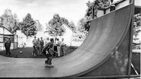 Ein Bild aus besseren Tagen: Die Skater-Anlage (hier bei der Übergabe) kam nur anfangs bei den Kindern und Jugendlichen an. Jetzt wird sie abgebaut und soll einem Bolzplatz weichen.  Foto: Gerhard Schmidt/Archiv