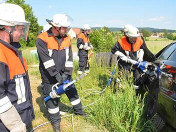 Im Umgang mit dem hydraulischen Rettungssatz sind die Feuerwehrleute aus der Gemeinde Pfarrweisach versiert. Nach kurzer Zeit konnte der "eingeklemmte Fahrer" geborgen werden werden. Fotos: Gerhard Schmidt