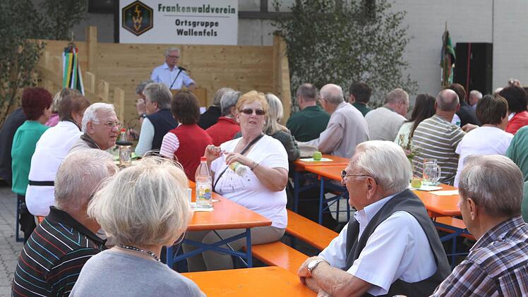 Zahlreiche Wanderer aus den verschiedenen Ortsgruppen saßen im Außenbereich des Bildungszentrums fröhlich zusammen.