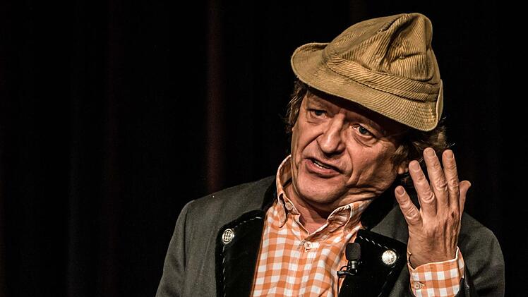 Wie der Kabarettist Frank-Markus Barwasser im ausverkauften Kongresshaus die Bühne zur Kanzel werden lässt.