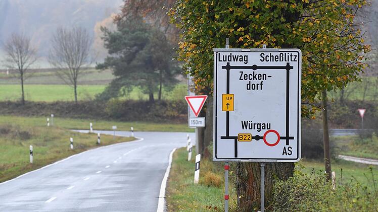 ... vor allem auf der Würgauer Höhe. Dort  weist ein Schild eine Sperrung zwischen Würgau und Scheßlitz aus, obwohl  die Innenstadt über die Umleitung "Am steinernen   Kreuz" erreichbar ist. Foto: Ronald Rinklef