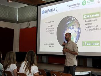 Anton Frisch versuchte, die Realschüler für die Bedeutung eines reduzierten Rohstoffverbrauchs zu sensibilisieren. Foto: Richard Sänger