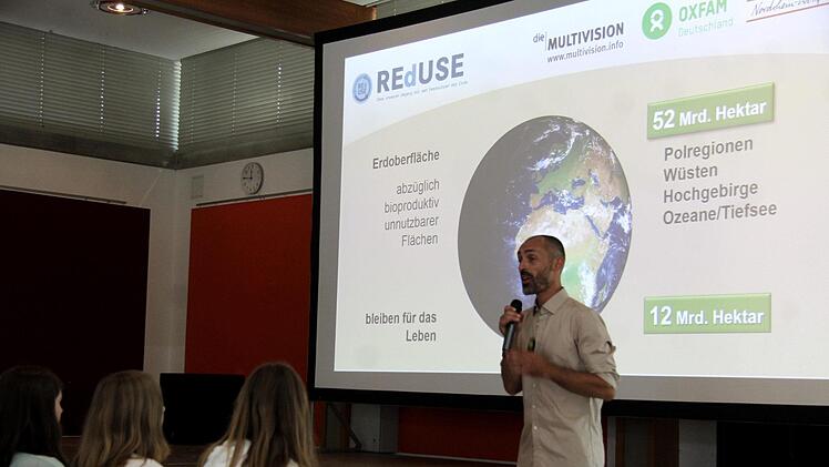 Anton Frisch versuchte, die Realschüler für die Bedeutung eines reduzierten Rohstoffverbrauchs zu sensibilisieren. Foto: Richard Sänger