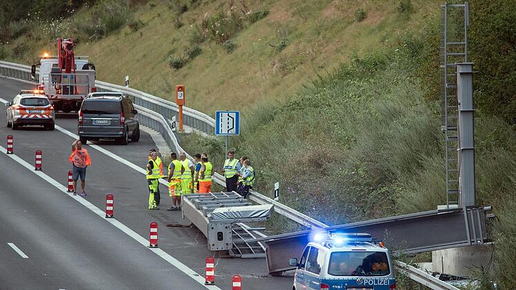 Auf der Autobahn 3 bei D&uuml;sseldorf ist eine Schilderbr&uuml;cke eingest&uuml;rzt. Nach ersten Erkenntnissen seien zwei Autos besch&auml;digt worden, sagte ein Sprecher der Polizei in D&uuml;sseldorf. Verletzt wurde niemand. Die Br&uuml;cke brach am Donnerstagabend gegen 19.30 Uhr zwischen Hilden und Mettmann zusammen. Foto: Federico Gambarini/dpa