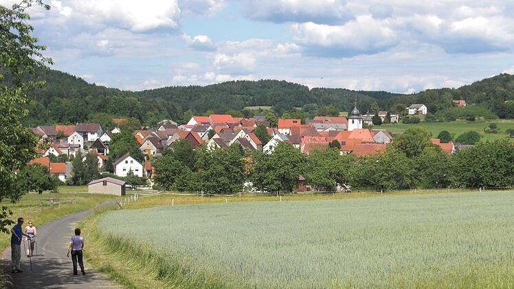 Affalterthal zur Erntezeit, idyllisch eingebettet im "Apfelbaumtal" oberhalb von Egloffstein Foto: Reinhard Löwisch