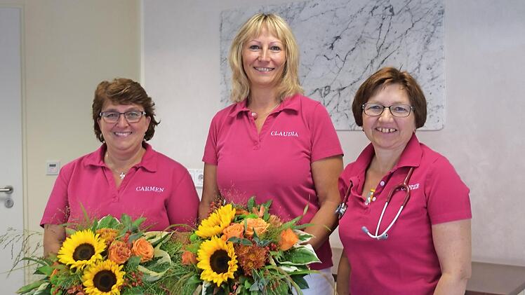 Anita Conze, Fachärztin für Allgemeinmedizin, dankt ihren Mitarbeiterinnen(von links) Carmen Heil und Claudia Markart für 35 Jahre Engagement in der Praxis.  Foto: Horst Conze