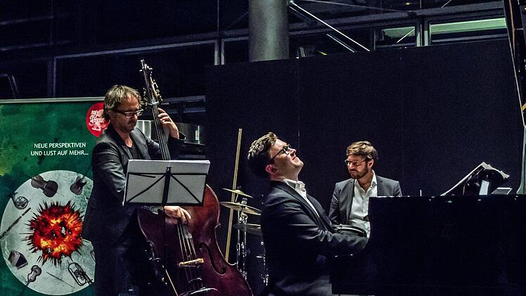 Jazzabend bei den Musikfreunden: Mini Schulz, Frank Dupree und Obi Jenne (von links) gastierten im HUK-Foyer auf der Bertelsdorfer Höhe.Foto: Jochen Berger