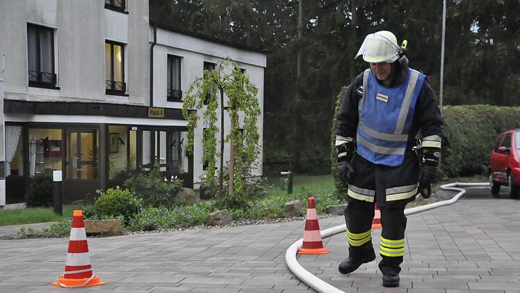 Rund 500 Meter lang war eine der Schlauchleitungen für das Löschwasser. Foto: Peter Klopf