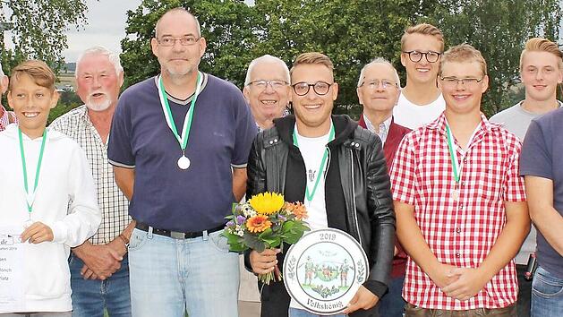 Die erfolgreichen Teilnehmer am Jedermannschie&szlig;en und bei der Gr&uuml;ber Ortsmeisterschaft im Schie&szlig;en  Fotos: Alexandra Kemnitzer