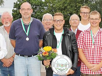 Die erfolgreichen Teilnehmer am Jedermannschie&szlig;en und bei der Gr&uuml;ber Ortsmeisterschaft im Schie&szlig;en  Fotos: Alexandra Kemnitzer