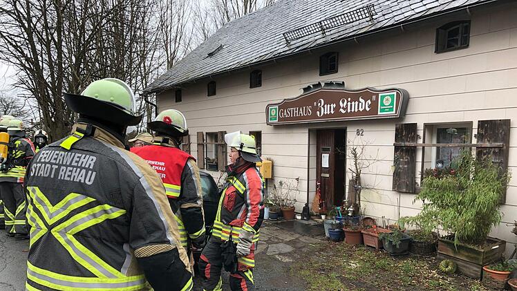 Feuerwehreinsatz in Regnitzlosau: Am Gasthaus "Zur Linde'" war ein Brand ausgebrochen. Foto: NEWS5 / Fricke