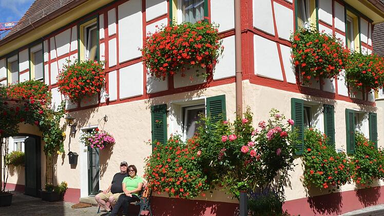 Bijun Lin-Nagel und ihr Ehemann Andreas vor ihrem Haus in der Engelgasse. Schon mehrfach wurde ihr Engagement im Blumenschmuck bei dem Wettbewerb ausgezeichnet.  Fotos: Bernhard Panzer