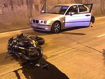 Betriebsstoffe liefen nach der Kollision an der besch&auml;digten Kawasaki aus. Das Motorrad war zuvor auf den BMW aufgefahren. Der junge Kradfahrer wurde dabei lebensgef&auml;hrlich verletzt.  Foto: Christian Licha