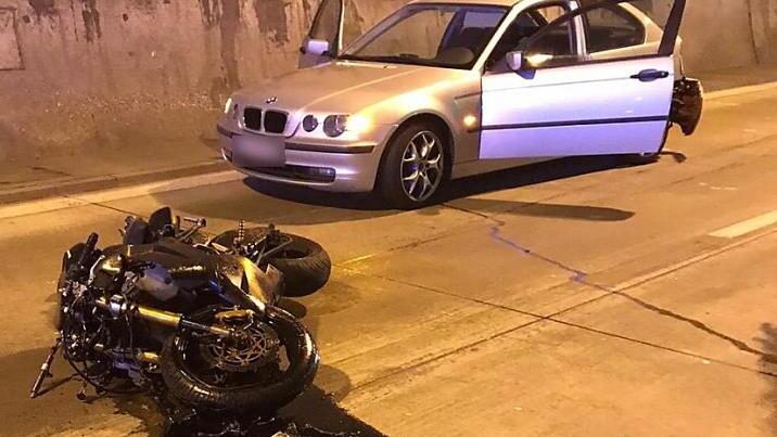 Betriebsstoffe liefen nach der Kollision an der besch&auml;digten Kawasaki aus. Das Motorrad war zuvor auf den BMW aufgefahren. Der junge Kradfahrer wurde dabei lebensgef&auml;hrlich verletzt.  Foto: Christian Licha