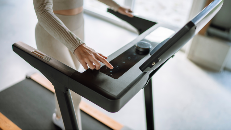 Das R1 Laufband eignet sich perfekt f&uuml;r intensive Cardio-Einheiten zu Hause. Durch die gro&szlig;z&uuml;gige Lauffl&auml;che und die stabile Bauweise erlebst du Komfort und Laufgef&uuml;hl wie im Fitnessstudio.