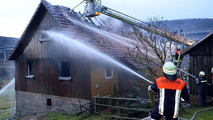 Auf dem Röderhof ist das Austragshäuschen abgebrannt. Rund 150 Einsatzkräfte waren vor Ort. Fotos: Peter Rauch
