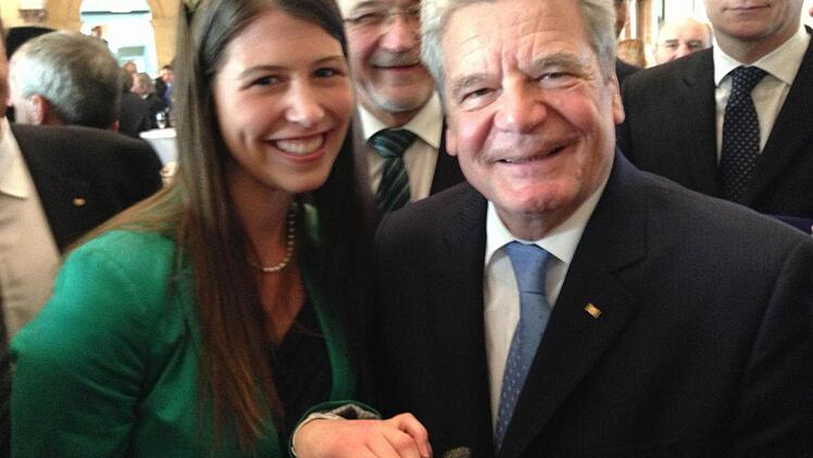 Sehr vertraut mit dem Bundespräsidenten Joachim Gauck.