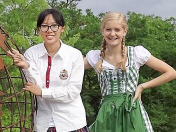 Einem chinesischen Sprichwort nach, ist der kürzeste Weg zwischen zwei Menschen ein Lächeln. Diese kulturelle Lektion haben Katrin Habermann und ihre Austauschpartnerin Zi Han Wang schon gelernt.. Foto: Eckert
